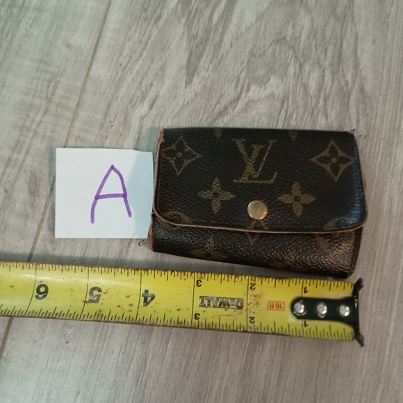 Authentic Louis Vuitton, Brown Mono Coin Purse-Key Case - Picture 8 of 9